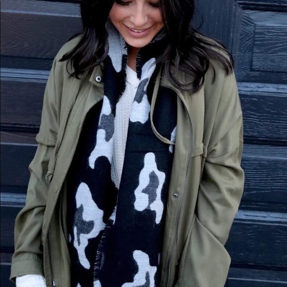 Blacks and gray cami print scarf with fringe hemline. - Picture 2 of 5